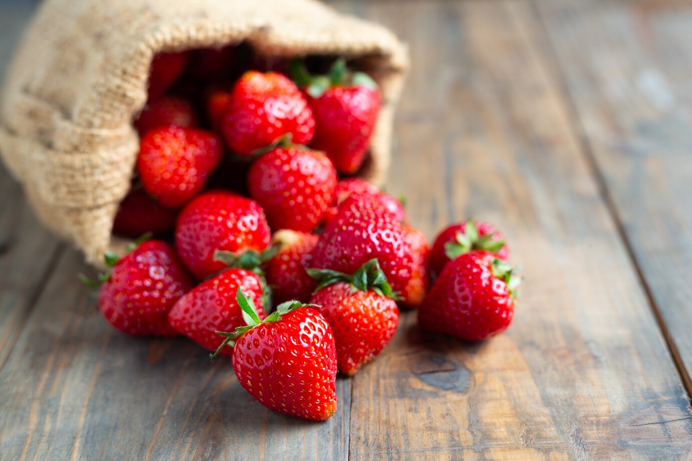 fraises-fraiches-table-bois_1150-8054